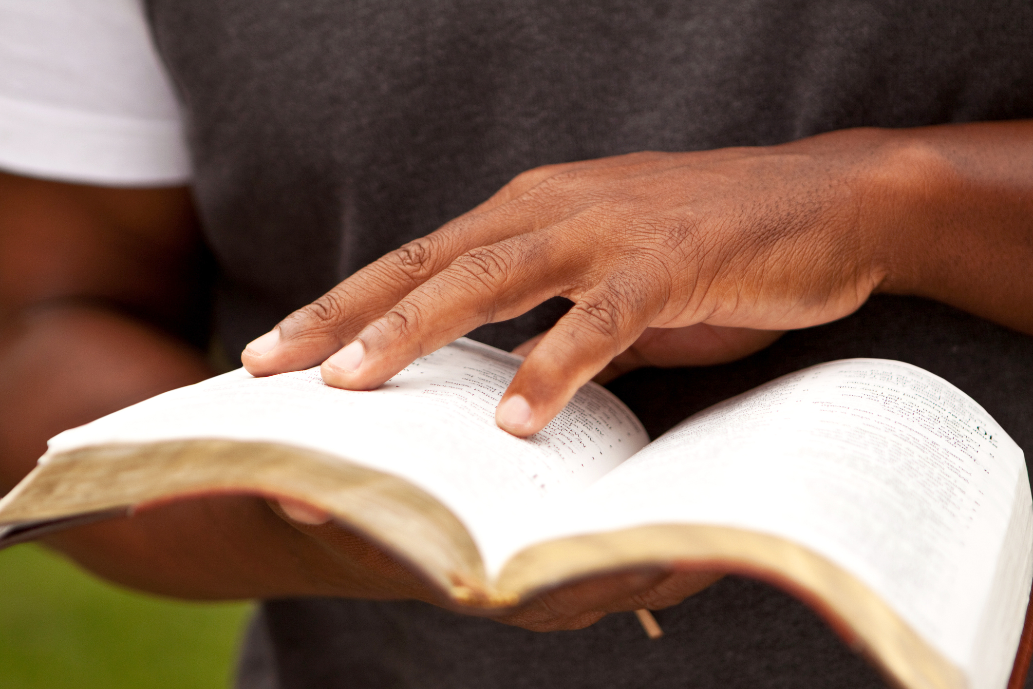 Библию читать будем. Чтение Библии. Человек с Библией. Человек с открытой Библией. Человек с Библией в руках.