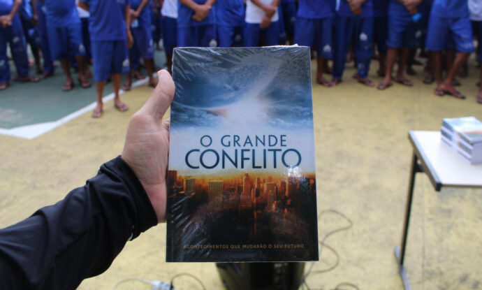adventist-volunteers-in-brazil-encourage-inmates-to-read1