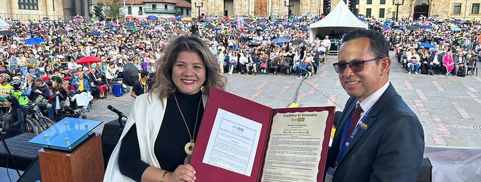 Senator Lorena Ríos Cuéllar delivers a special recognition by the Senate Committee of Colombia to the Seventh-day Adventist Church. South Colombian Union president Álvaro Niño receives it on behalf of the church in Bogotá, Colombia, on February 11, 2023. [Photo: Mateo Orozco]