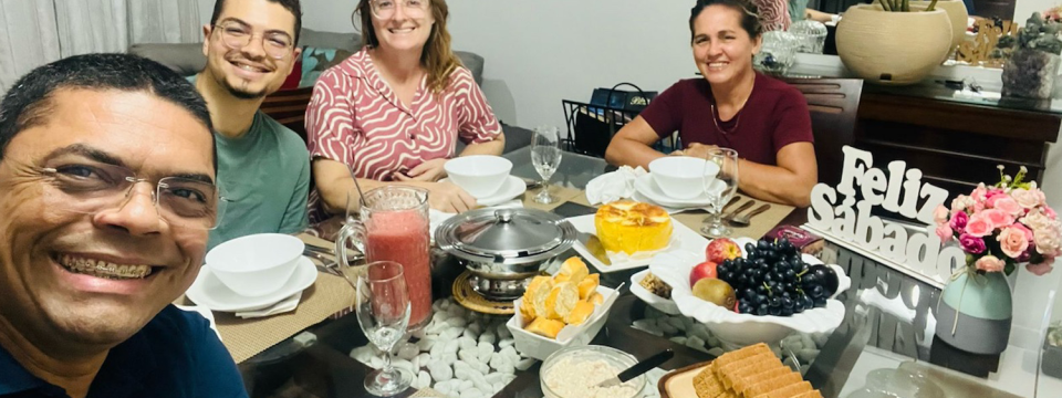 Adventist families in northern Brazil were excited to share dinner with friends and teach them about the seventh-day Sabbath. [Photo: South American Division]