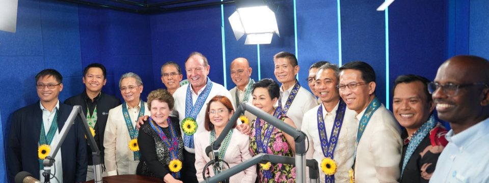 Leaders from the Southern Asia-Pacific Division, North Philippine Union Conference, Adventist World Radio, and Blockbuster Broadcasting System, Inc. celebrate the inaugural broadcast of AWR Manila on DWAV 89.1 FM. [Photo: Southern Asia-Pacific Division]