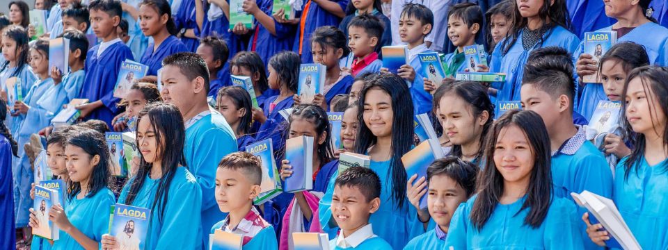 More than 1,100 newly baptized members received their own Bibles as Kids for Jesus Season 2 closed with a baptismal ceremony on April 20. [Photo: Southwestern Philippine Union Conference]